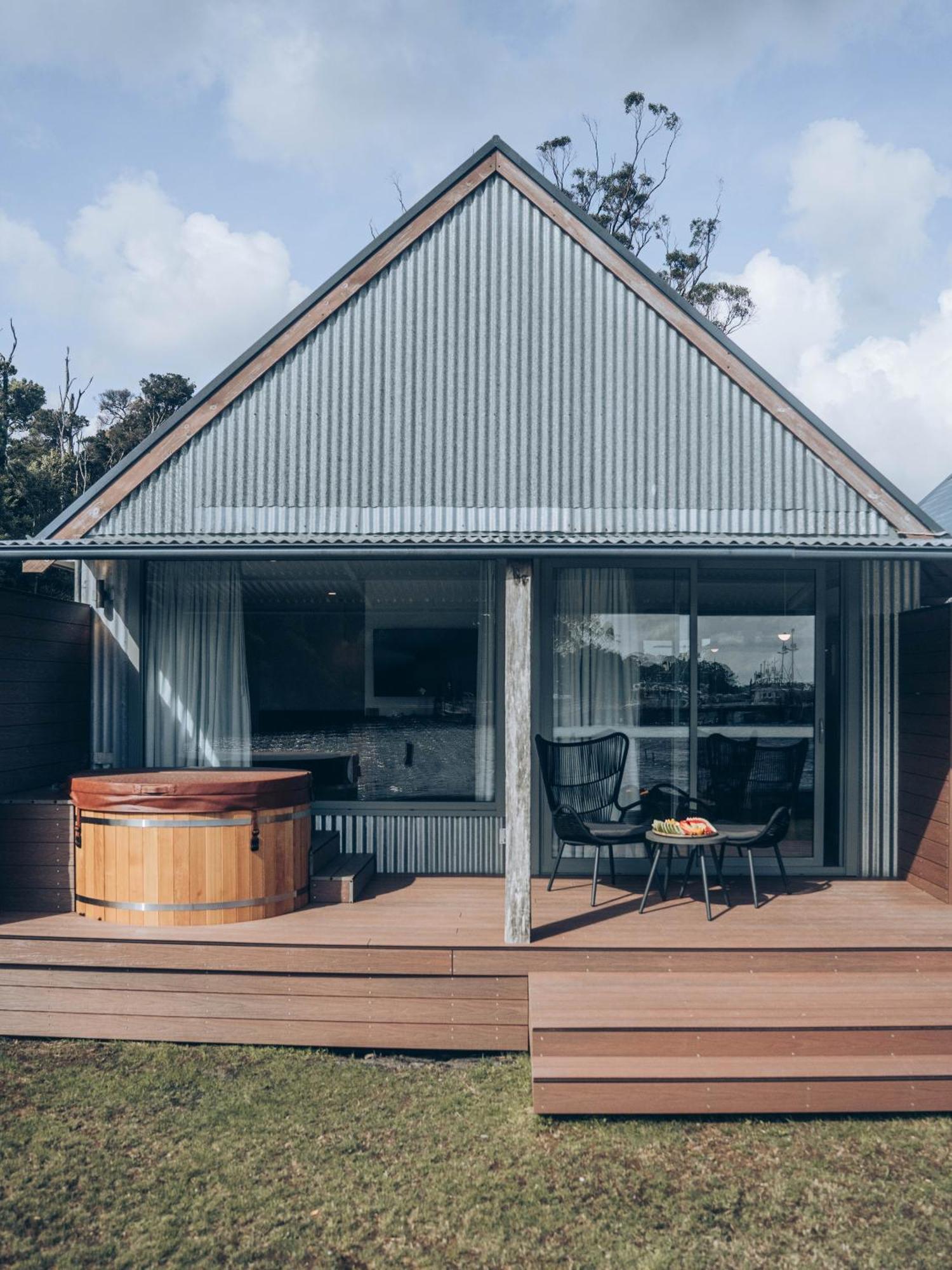 Risby Cove Boutique Hotel Strahan Exterior foto